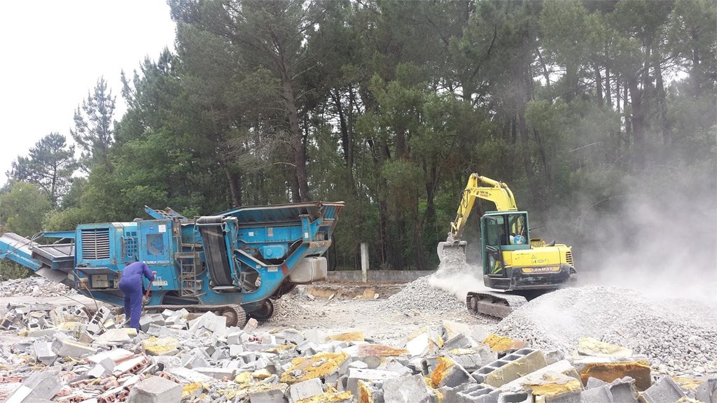 Foto 1 Limpieza y demolición de Parcela en Pereiro de Aguiar - Ourense