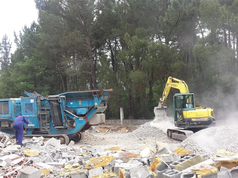 Limpieza y demolición de Parcela en Pereiro de Aguiar - Ourense